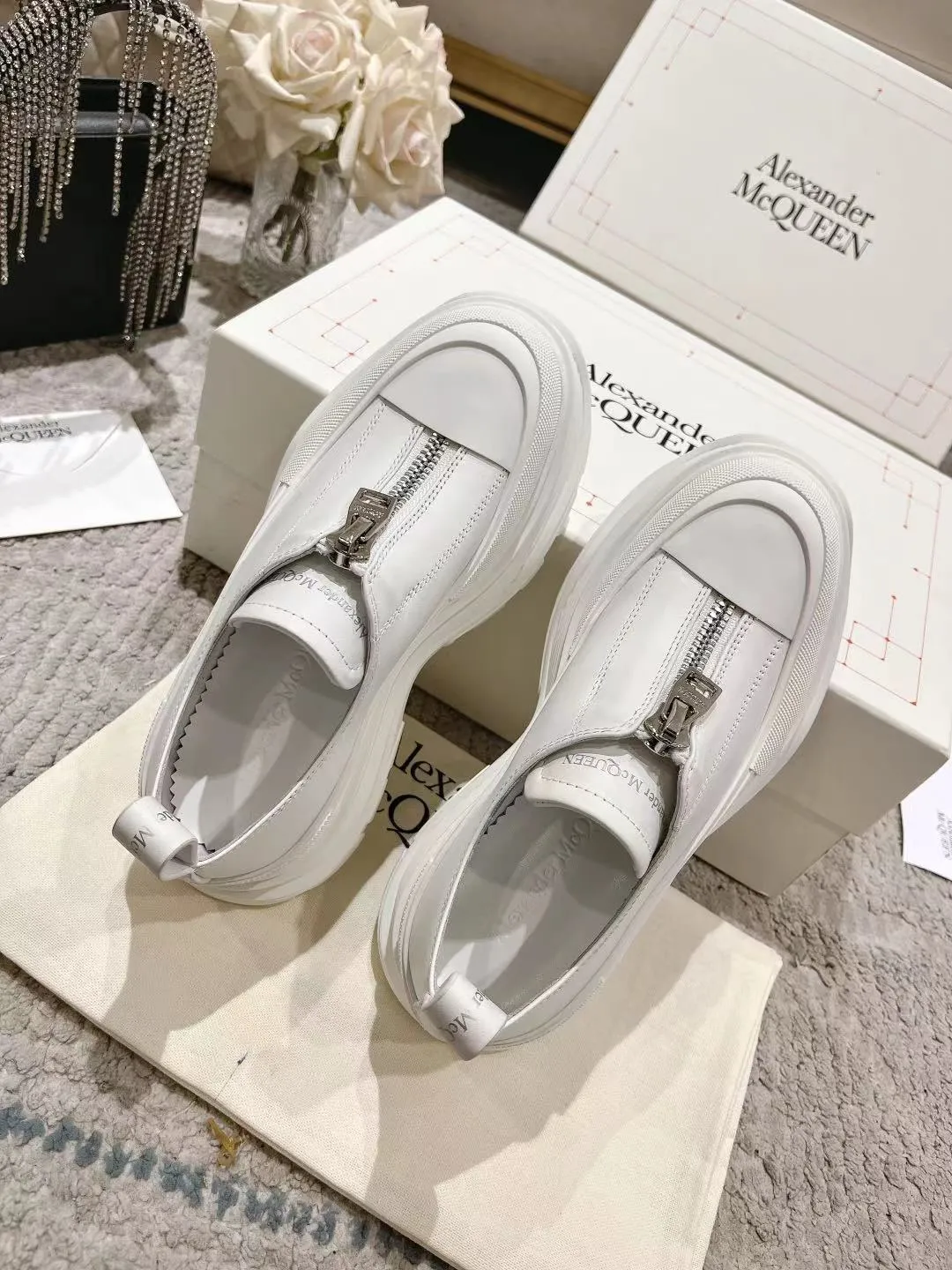 👟👟Ex-factory price 600👟👟 Men's size +10 2023 McQueen classic hot style, top version! ALEXANDERAIexanderMcQUEEN✅ has been certified. The latest 2023 counters will be launched at the same time, international T stage catwalk models. 💯Purchased from top ZP, the original version is 1:1 customized, perfectly reproduced, embellished with waterproof zippers on off-road inspired clothing, with imported anti-wear super soft sock cuffs, 3D glue bright strips, excellent comfort, outsole: original TPU double-layer combination outsole. Fabric: Imported silk cow leather Lining: Imported super soft Lycra/space cloth Foot pads: Imported silk sheepskin Size: 35-40 for women, 39-45 for men. Color: all black, black and white, all white, (add 10 for men’s model)
